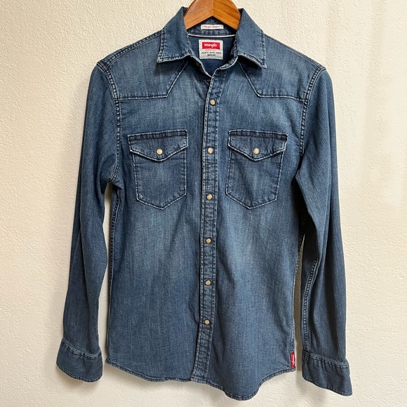 Tops - Wrangler Snap Closure Button Down Denim Shirt
Size S